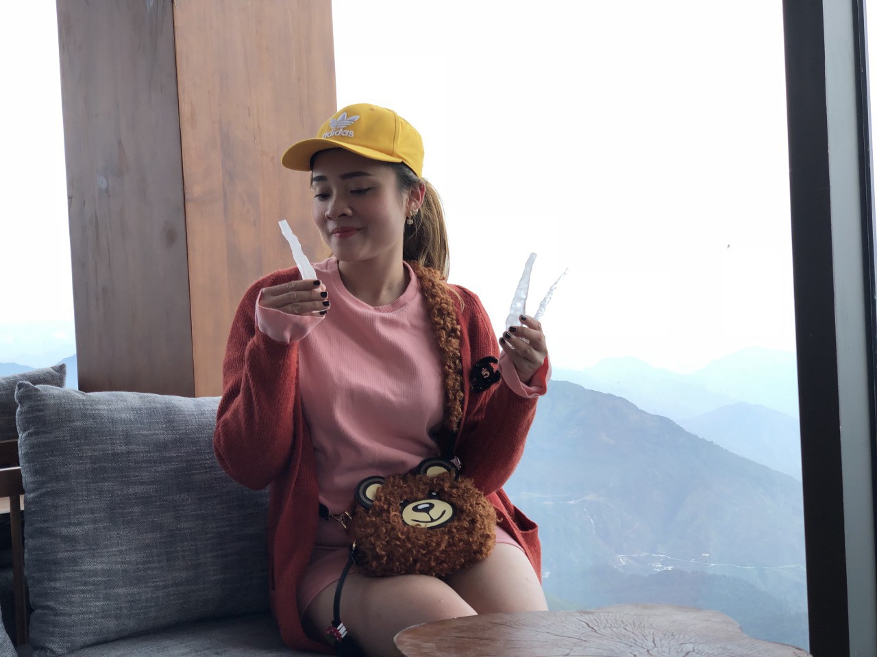 Băng giá xuất hiện trên đỉnh Fansipan, du khách thích thú tạo dáng chụp ảnh